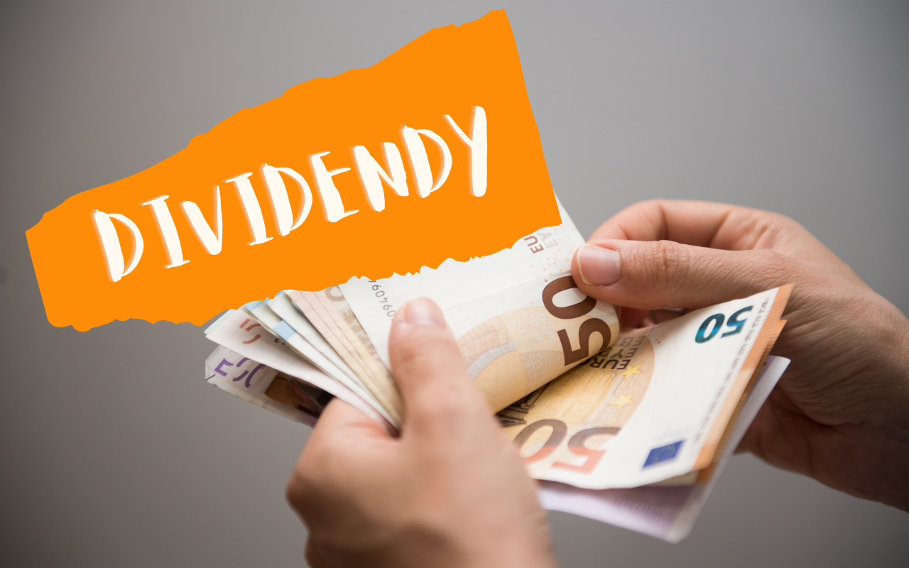 Euro bankovky v rukách s nápisom dividendy