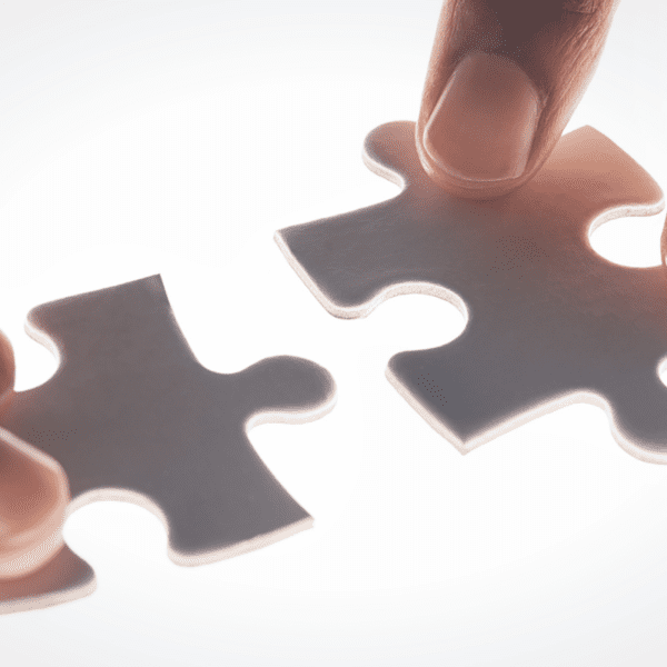 Dva kúsky puzzle zapadajúce do seba.